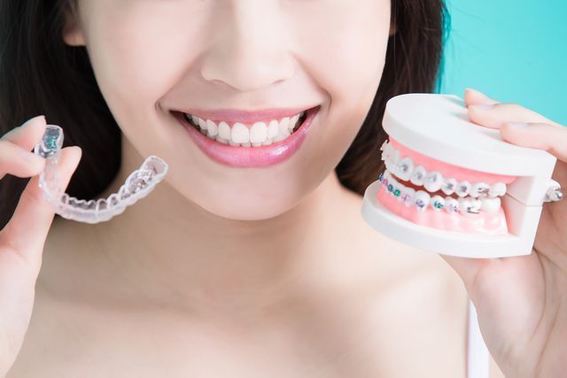 "Comparison of Invisalign clear aligners and metal braces for teeth straightening"